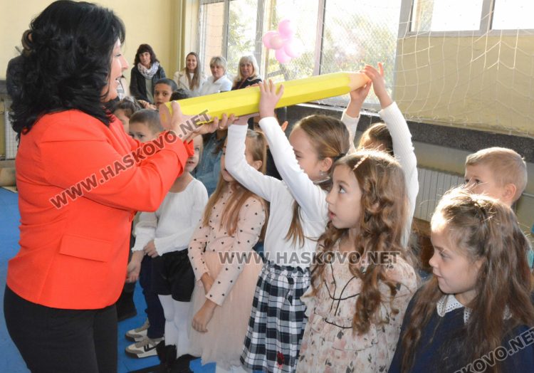 Първокласниците от „Христо Смирненски“ с клетва-обещание на патронния празник