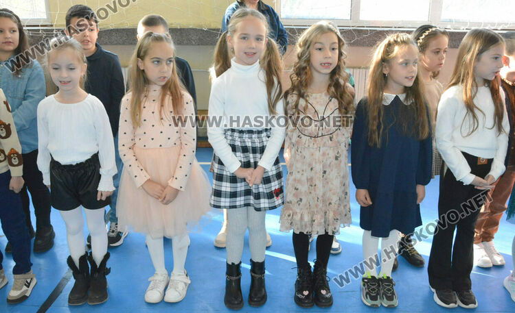 Първокласниците от „Христо Смирненски“ с клетва-обещание на патронния празник