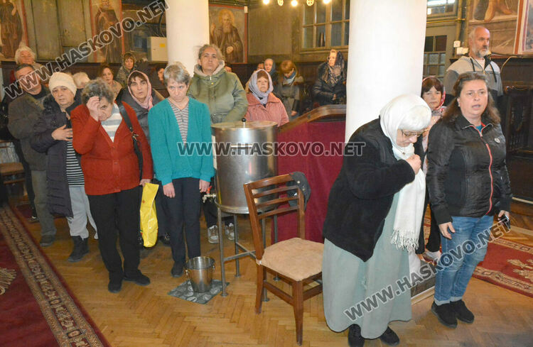 Тържествена литургия за храмовия празник в „Св. Архангел Михаил“