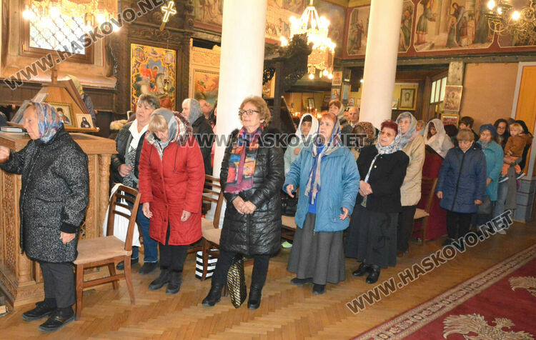 Тържествена литургия за храмовия празник в „Св. Архангел Михаил“