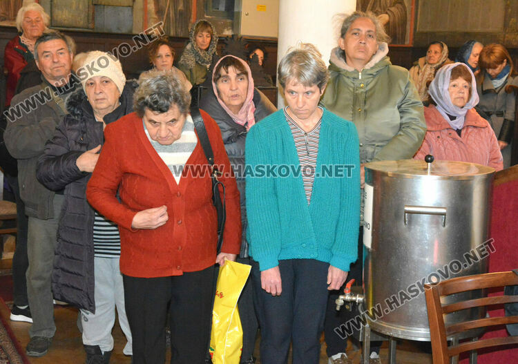 Тържествена литургия за храмовия празник в „Св. Архангел Михаил“