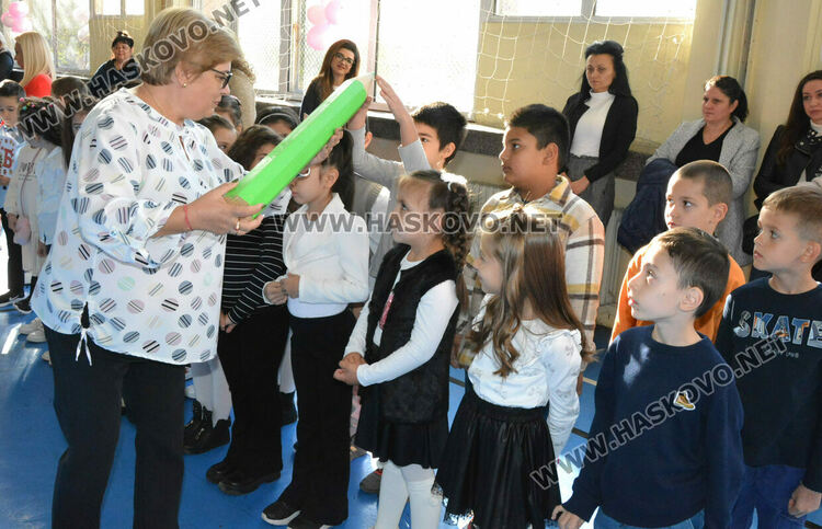 Първокласниците от „Христо Смирненски“ с клетва-обещание на патронния празник