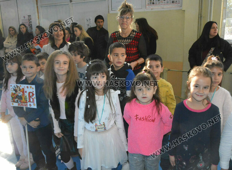 Първокласниците от „Христо Смирненски“ с клетва-обещание на патронния празник