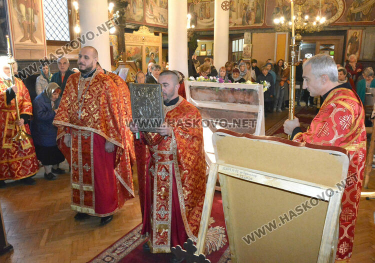 Тържествена литургия за храмовия празник в „Св. Архангел Михаил“
