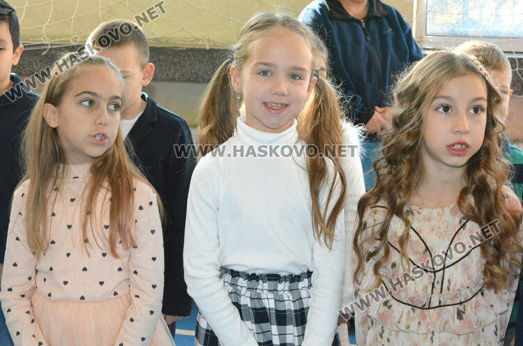 Първокласниците от „Христо Смирненски“ с клетва-обещание на патронния празник