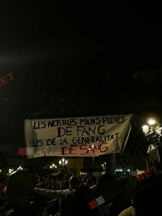 Превод на лозунга: Нашите ръце са мръсни с кал, а вашите с кръв