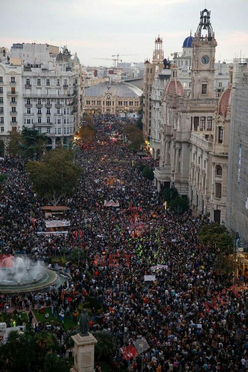 Многохиляден протест във Валенсия поиска оставката на премиера на провинцията Карлос Масон