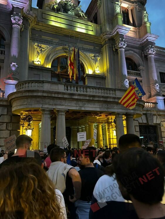 Многохиляден протест във Валенсия поиска оставката на премиера на провинцията Карлос Масон