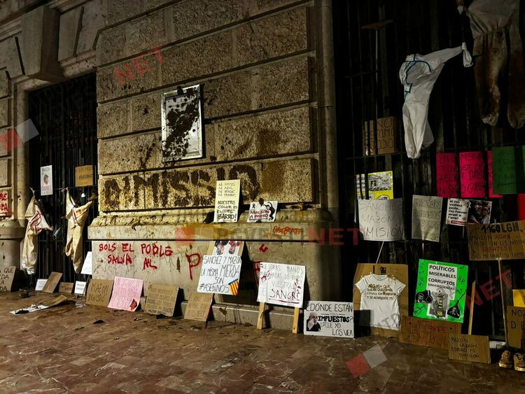 Многохиляден протест във Валенсия поиска оставката на премиера на провинцията Карлос Масон