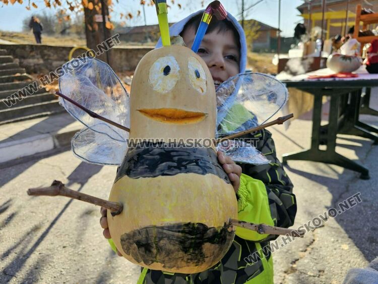 Пчеличката, изработена от Михаела Тенева