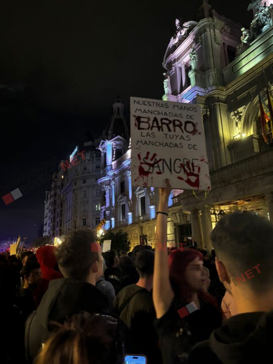 Многохиляден протест във Валенсия поиска оставката на премиера на провинцията Карлос Масон