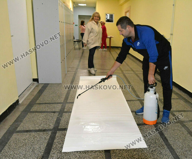 Фототапети с вдъхновяващи мисли ще красят Гимназията по туризъм 