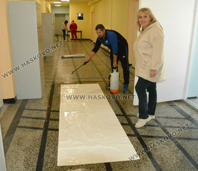 Фототапети с вдъхновяващи мисли ще красят Гимназията по туризъм 