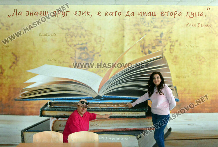 Фототапети с вдъхновяващи мисли ще красят Гимназията по туризъм 