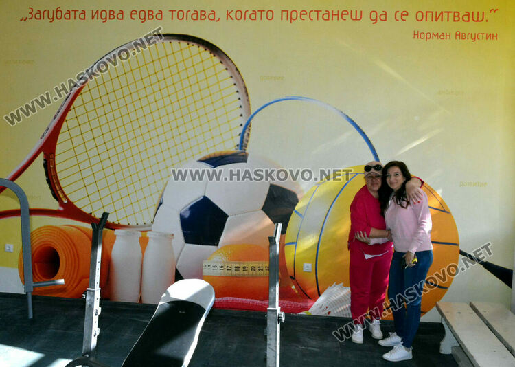 Фототапети с вдъхновяващи мисли ще красят Гимназията по туризъм 