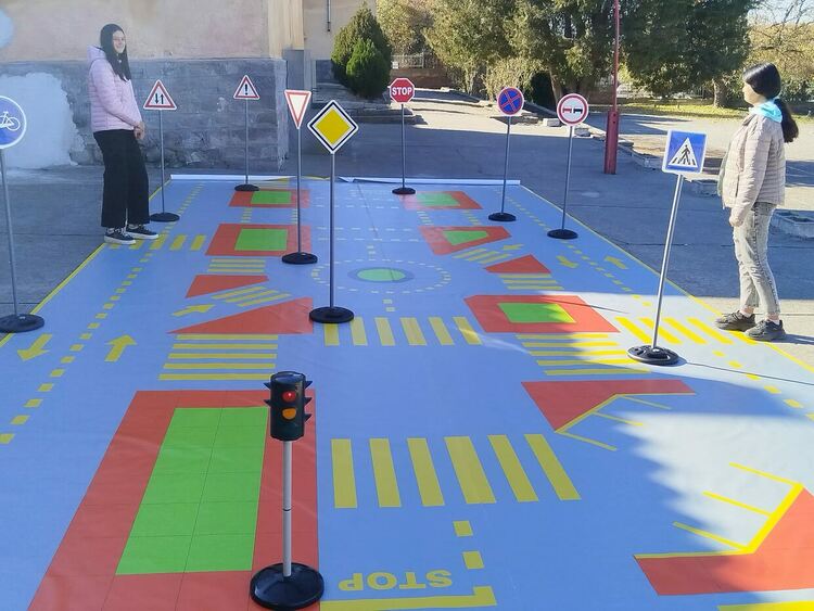 Караджаловското училище получи в дарение площадка по безопасност на движението