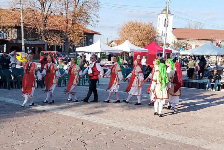 350 кулинари, певци и танцьори събра празникът "Есенни съкровища в буркани" в село Дълбок извор