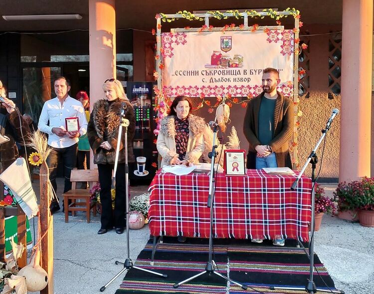 350 кулинари, певци и танцьори събра празникът "Есенни съкровища в буркани" в село Дълбок извор