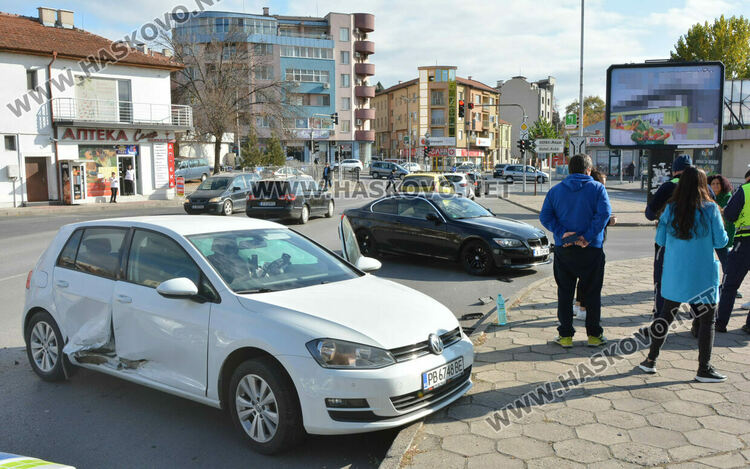 Млада водачка на БМВ се заби във „Фолксваген“ до пазара при опит за завой