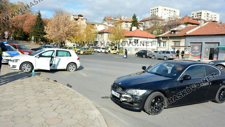 Млада водачка на БМВ се заби във „Фолксваген“ до пазара при опит за завой