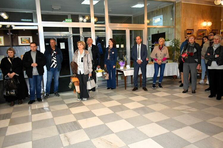 Внучката на Николай Хайтов припомни за дядо си със своя изложба 