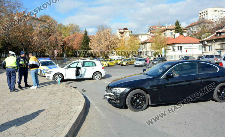 Млада водачка на БМВ се заби във „Фолксваген“ до пазара при опит за завой