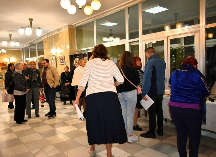 Внучката на Николай Хайтов припомни за дядо си със своя изложба 