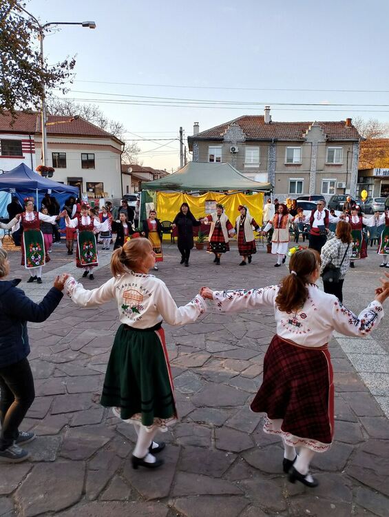 350 кулинари, певци и танцьори събра празникът "Есенни съкровища в буркани" в село Дълбок извор