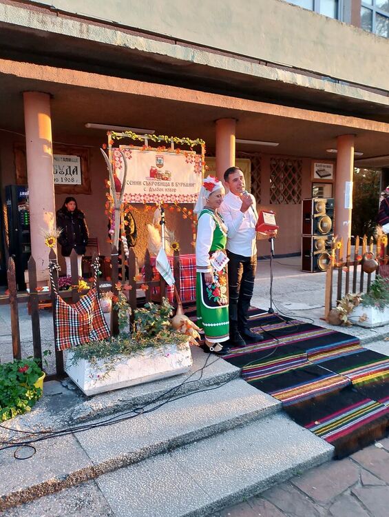 350 кулинари, певци и танцьори събра празникът "Есенни съкровища в буркани" в село Дълбок извор