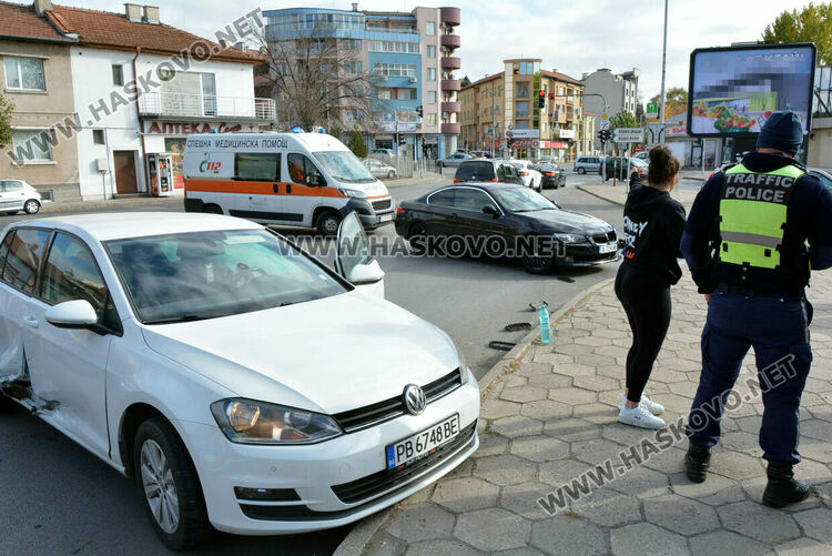 Млада водачка на БМВ се заби във „Фолксваген“ до пазара при опит за завой