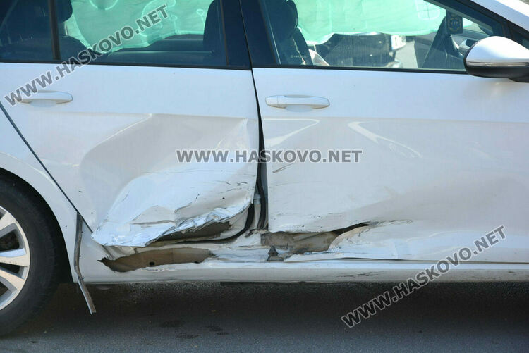 Млада водачка на БМВ се заби във „Фолксваген“ до пазара при опит за завой