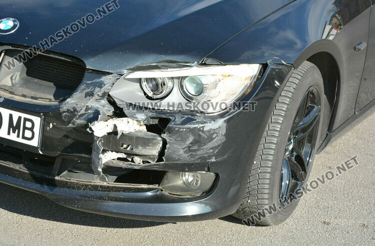 Млада водачка на БМВ се заби във „Фолксваген“ до пазара при опит за завой