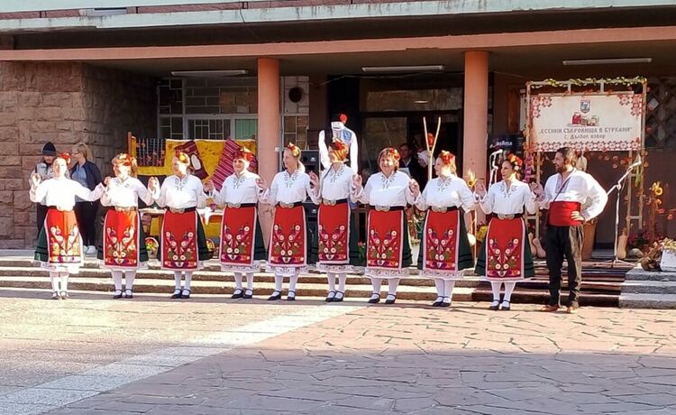 350 кулинари, певци и танцьори събра празникът "Есенни съкровища в буркани" в село Дълбок извор