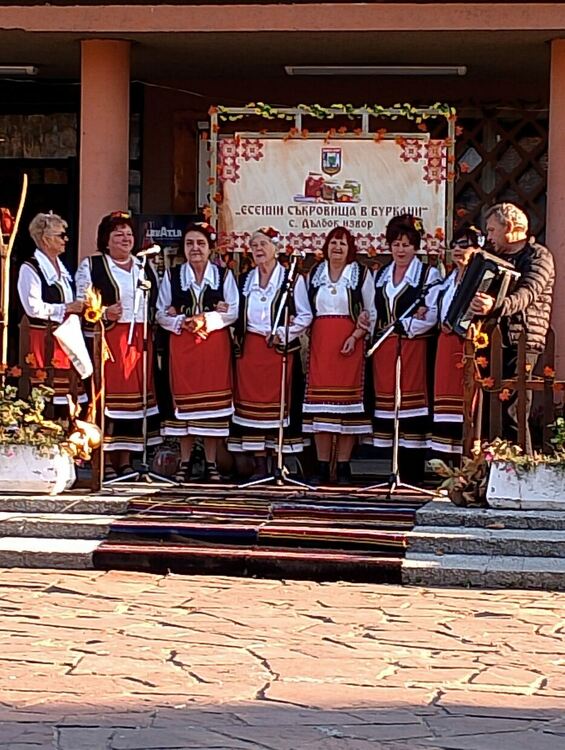 350 кулинари, певци и танцьори събра празникът "Есенни съкровища в буркани" в село Дълбок извор