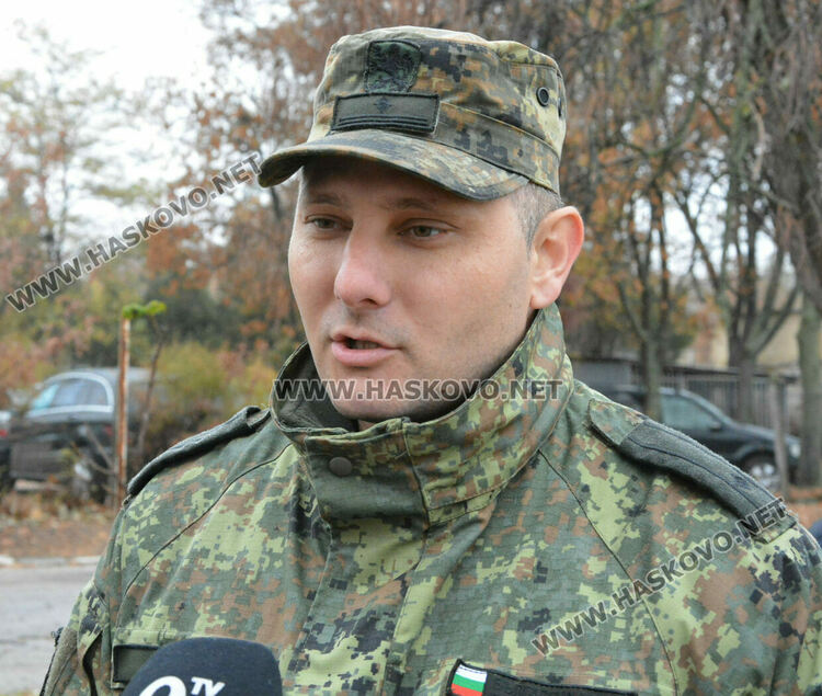 Деца разглеждаха оръжия в Деня на отворени врати на батальона в Хасково