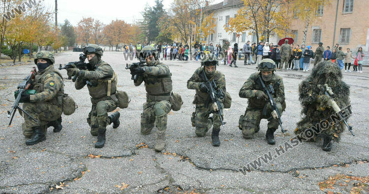 Деца разглеждаха оръжия в Деня на отворени врати на батальона в Хасково