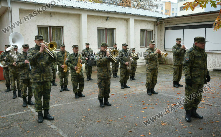 Деца разглеждаха оръжия в Деня на отворени врати на батальона в Хасково