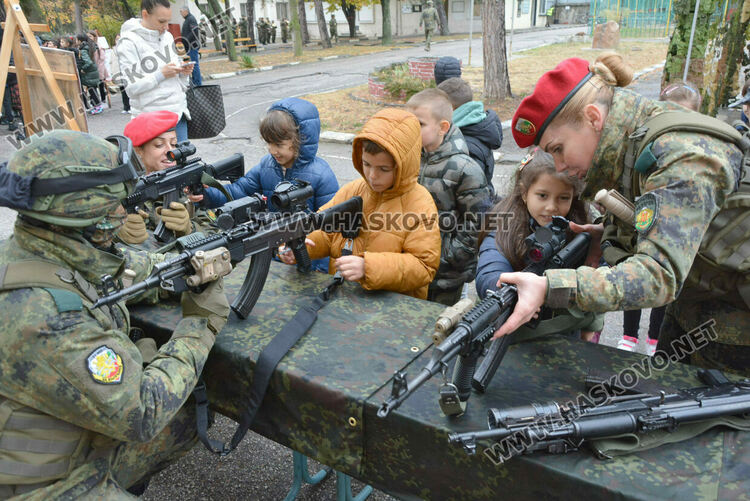 Деца разглеждаха оръжия в Деня на отворени врати на батальона в Хасково