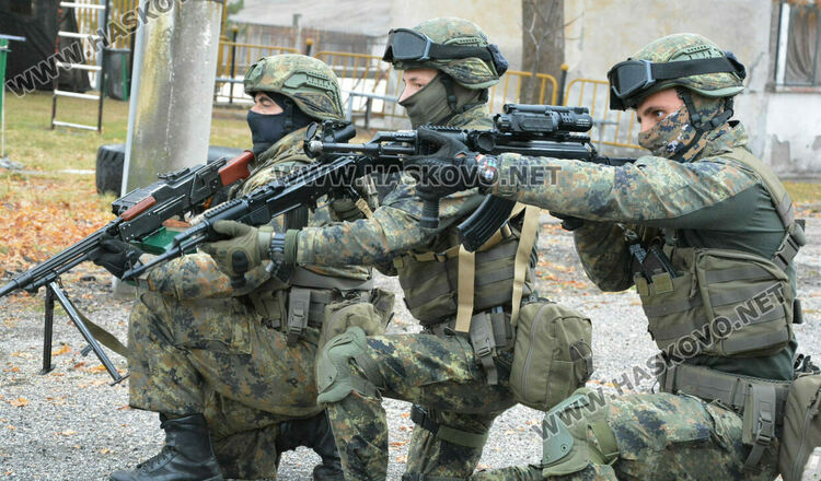 Деца разглеждаха оръжия в Деня на отворени врати на батальона в Хасково