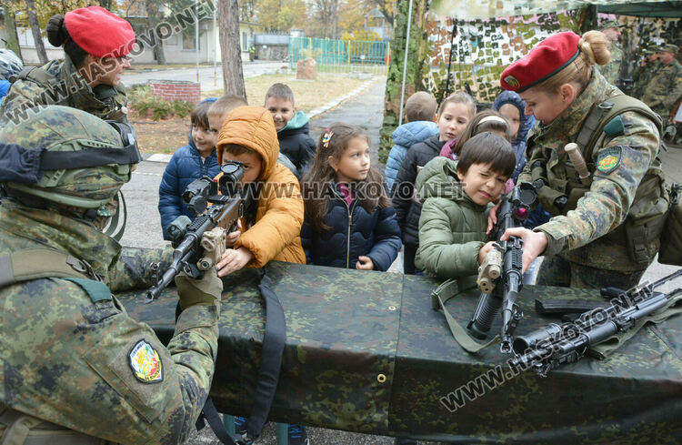 Деца разглеждаха оръжия в Деня на отворени врати на батальона в Хасково
