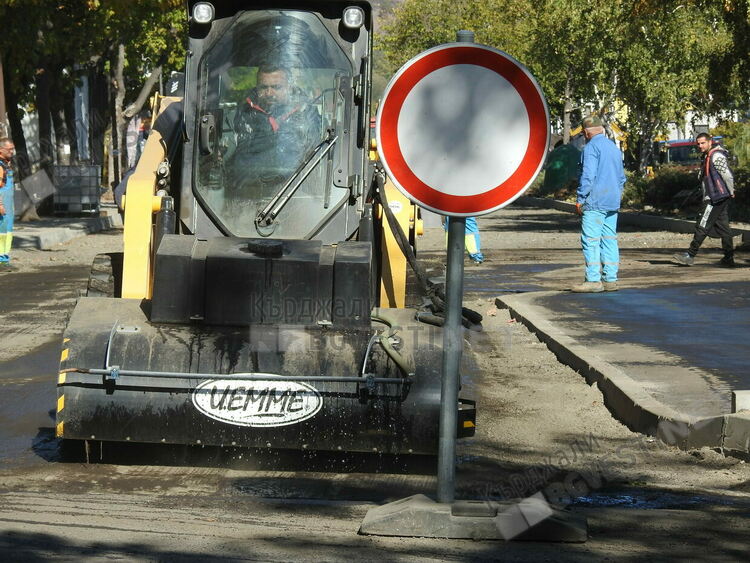 Непредвидени дейности ще забавят преасфалтирането на улици в Кърджалийско,подменят водопроводи
