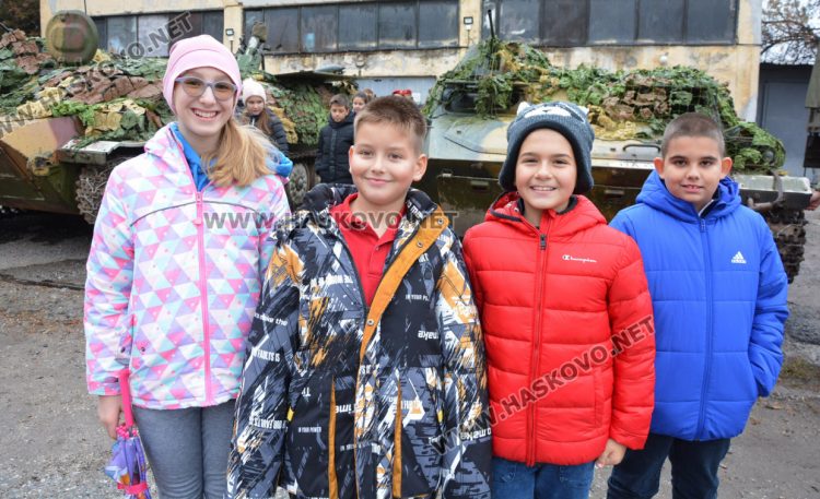 Деца разглеждаха оръжия в Деня на отворени врати на батальона в Хасково