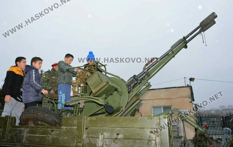 Деца разглеждаха оръжия в Деня на отворени врати на батальона в Хасково