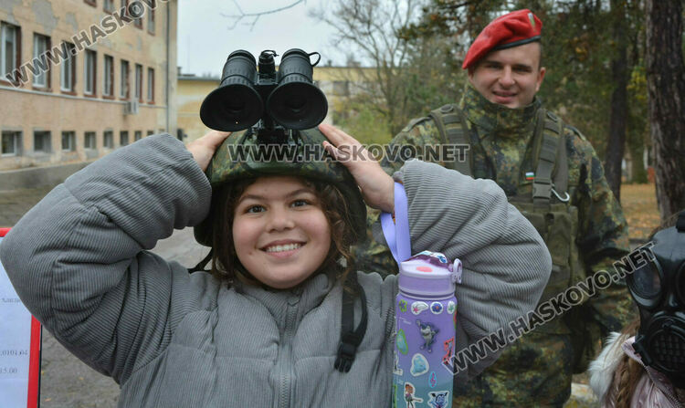 Деца разглеждаха оръжия в Деня на отворени врати на батальона в Хасково