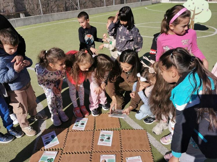 Горски педагози от Южноцентрално държавно предприятие учиха деца да разпознават насекомите