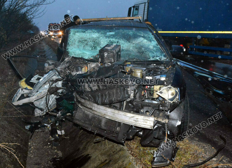 Загинал и трима ранени при челна катастрофа в Хасковско