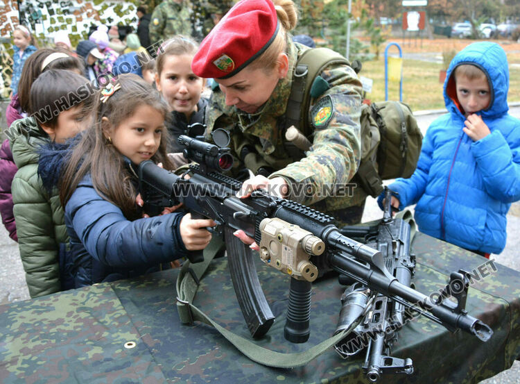 Деца разглеждаха оръжия в Деня на отворени врати на батальона в Хасково