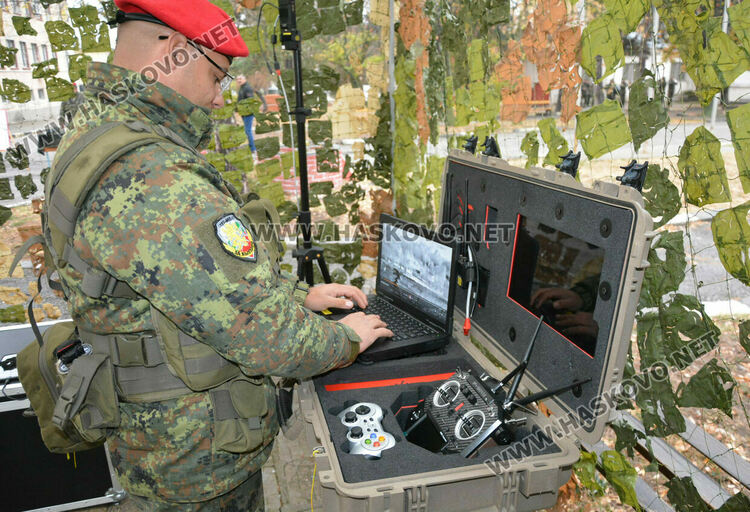 Деца разглеждаха оръжия в Деня на отворени врати на батальона в Хасково