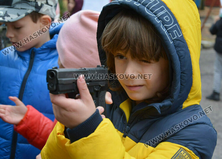 Деца разглеждаха оръжия в Деня на отворени врати на батальона в Хасково