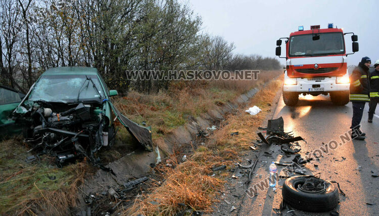 Загинал и трима ранени при челна катастрофа в Хасковско